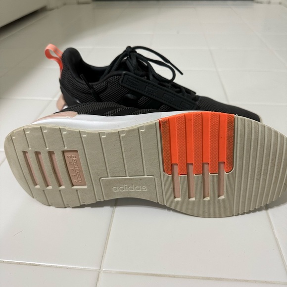 Woman’s sneaker - Picture 2 of 3